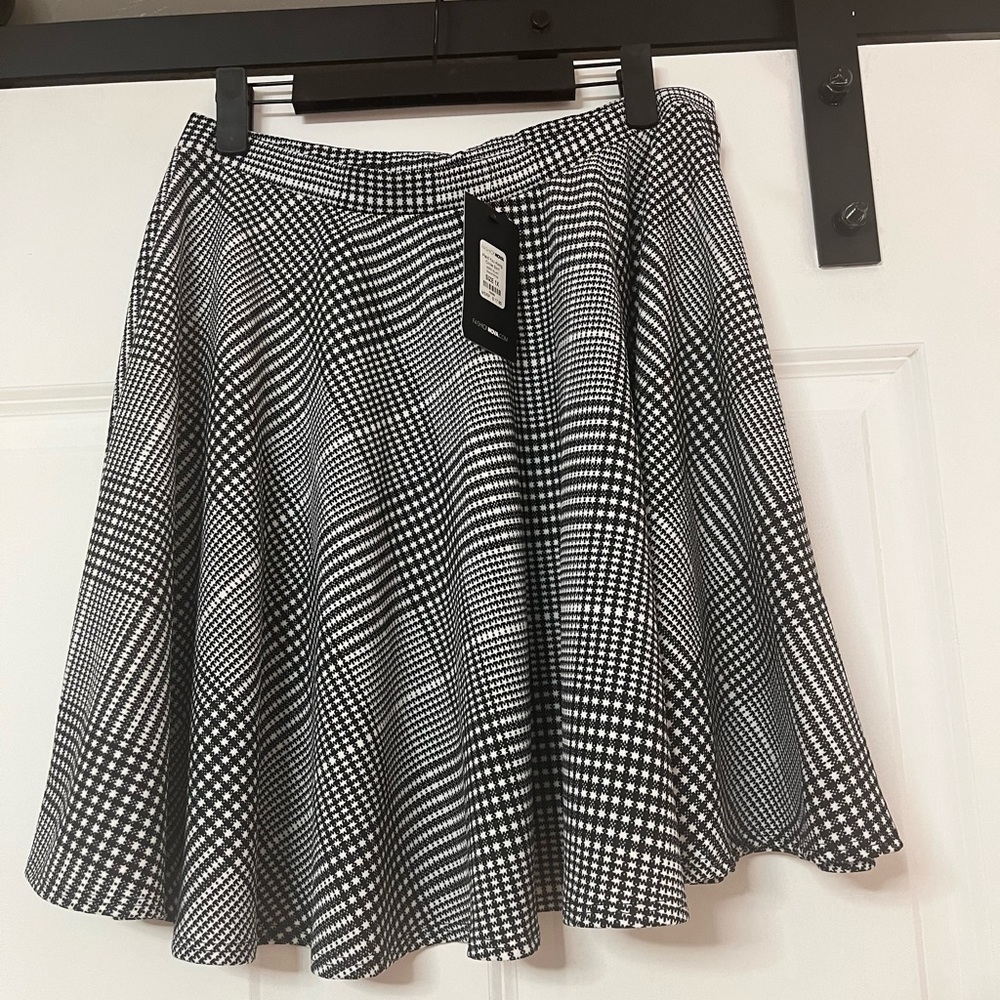 Fashion Nova Black and White Patterned Skater Skirt